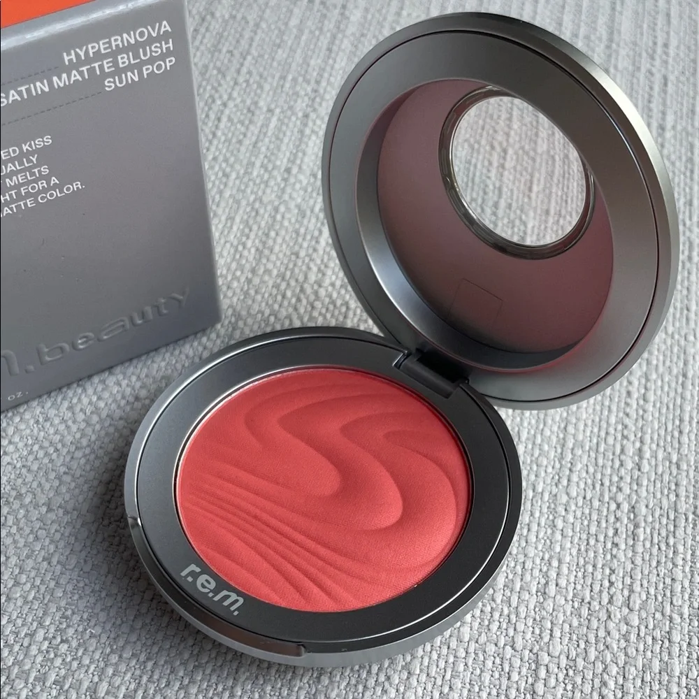 r.e.m. beauty Hyphenova Satin Matte Blush - Sun Pop
